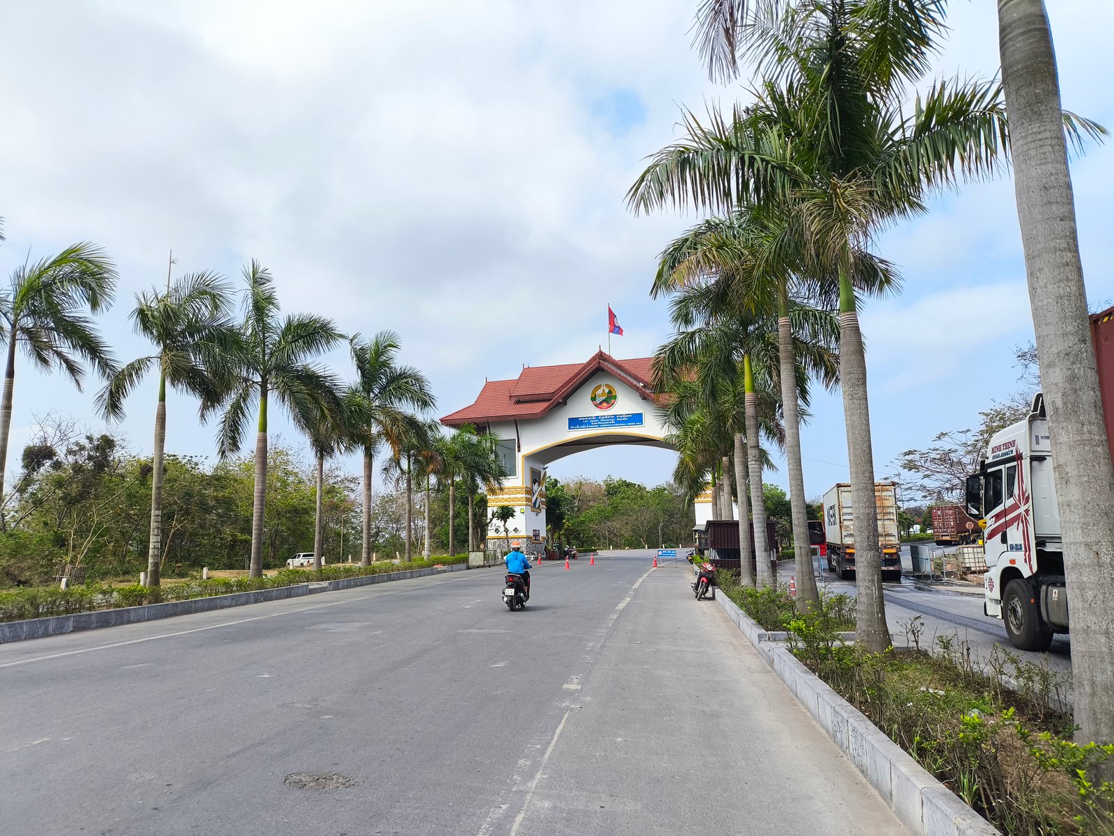 Lao Bao land border crossing on the Da Nang visa run route, where travelers exit Vietnam, handle Laos entry requirements, and return for same-day re-entry